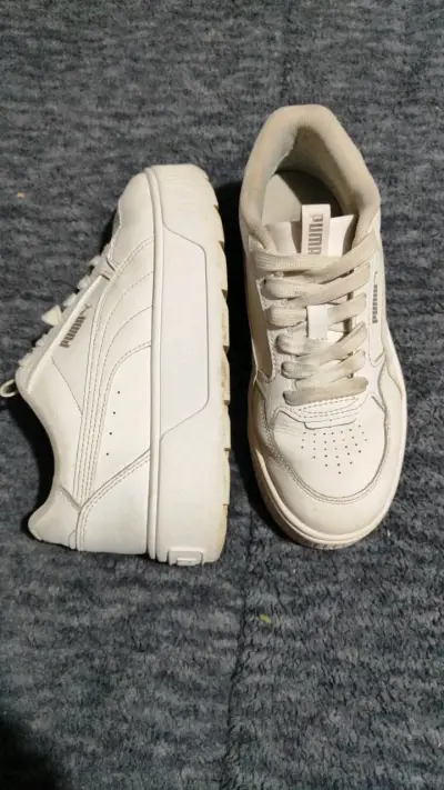 Zapatillas blancas Puma usadas - miniatura 1