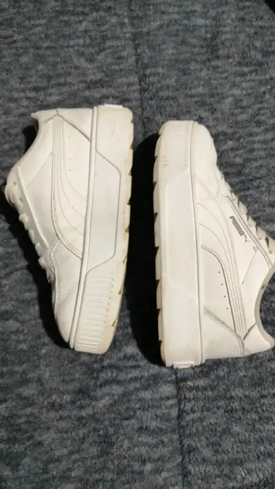 Zapatillas blancas Puma usadas - miniatura 2