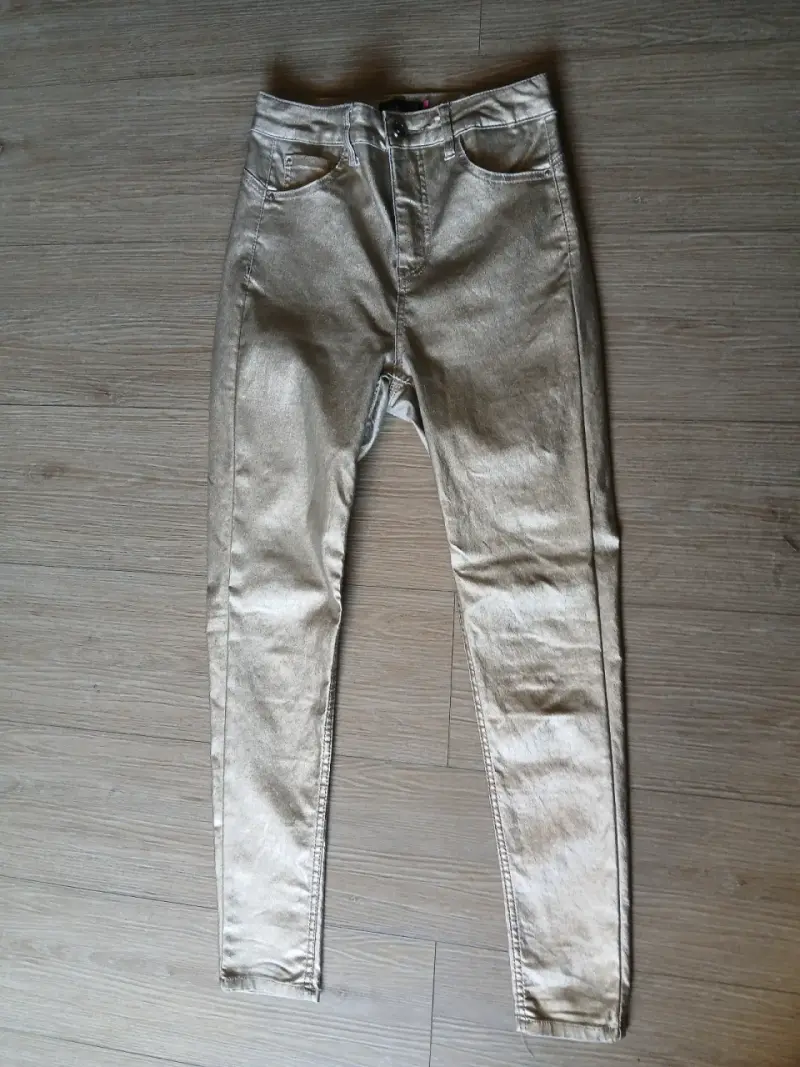 Jeans dorados brillantes