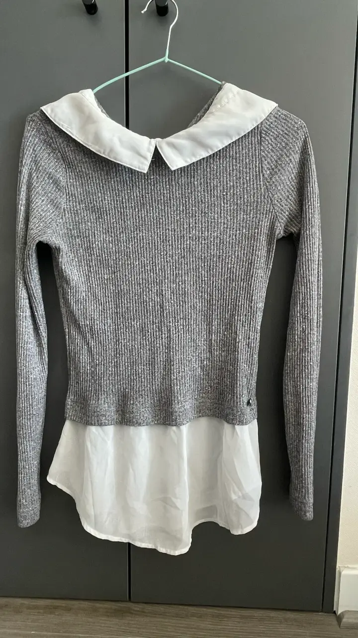Polera gris con cuello blanco - 1
