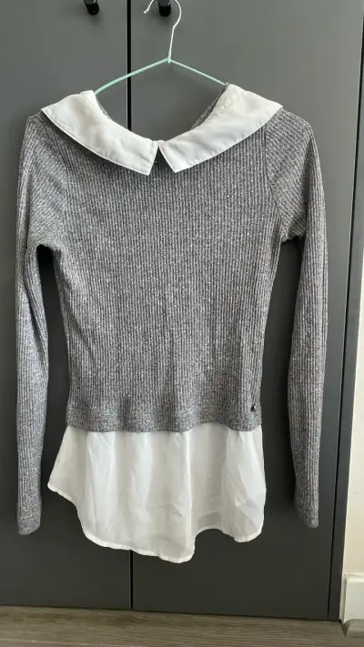Polera gris con cuello blanco - miniatura 1