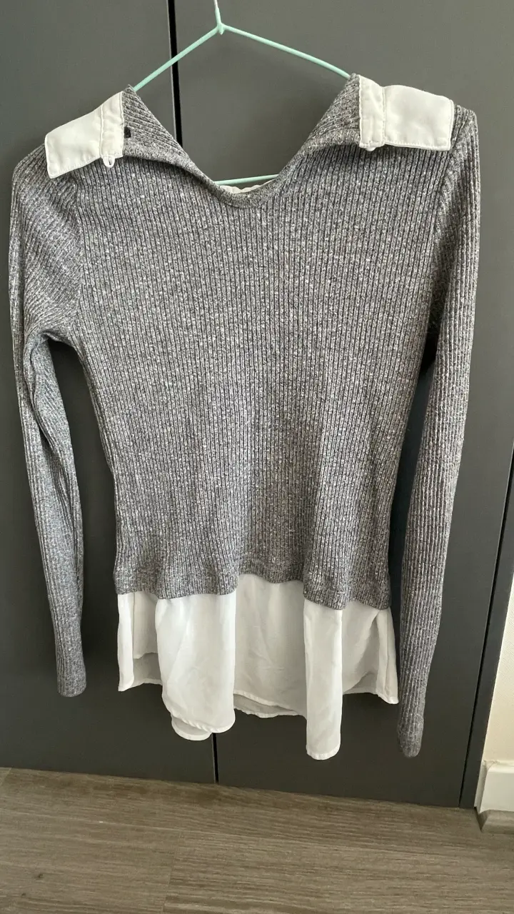 Polera gris con cuello blanco - 2