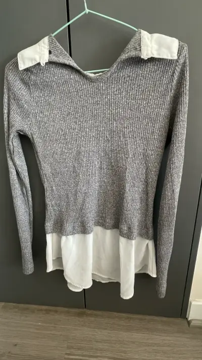 Polera gris con cuello blanco - miniatura 2