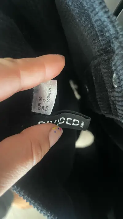 Vestido de pana negro con botones - miniatura 3