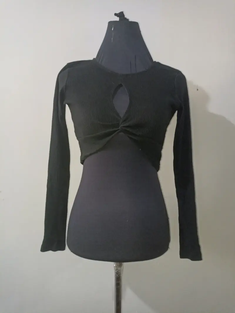 Polera negra manga larga