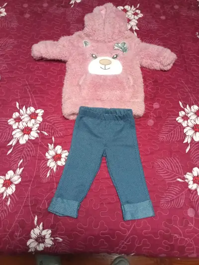 Conjunto de bebé polar y jeans - miniatura 1