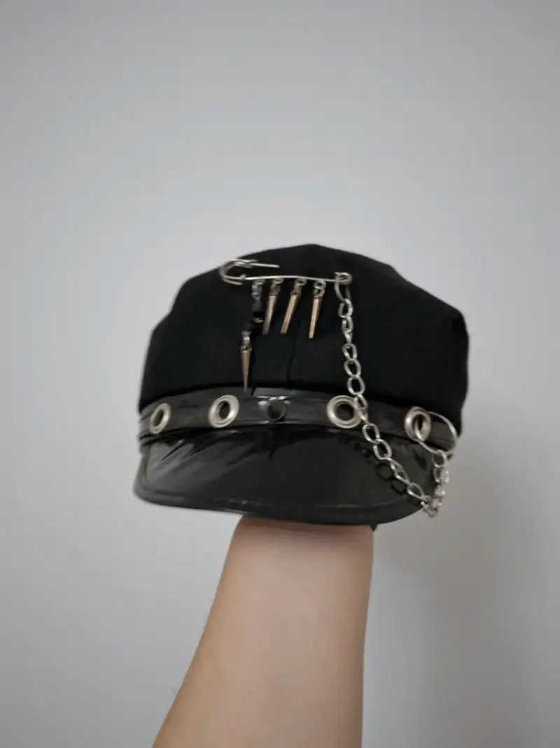 Gorro negro con cadenas - 1
