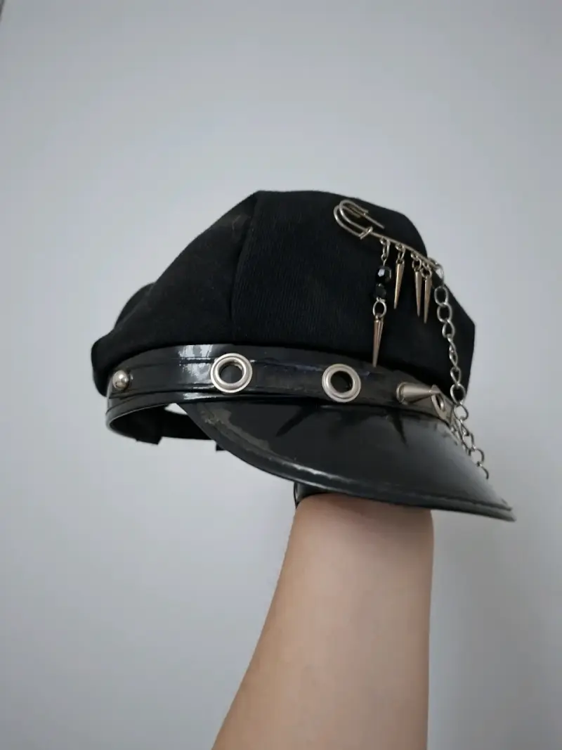 Gorro negro con cadenas - 2