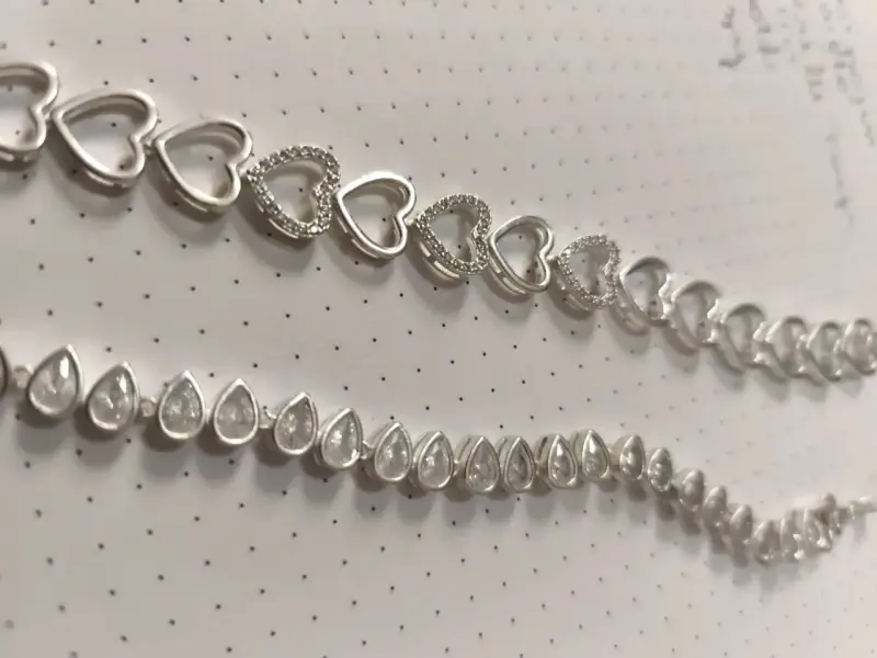 Pulseras plateadas con dijes