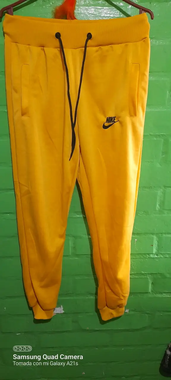 Pantalón deportivo amarillo Nike