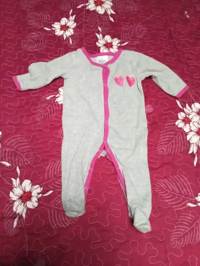 Pijama bebé gris con corazones - miniatura 1
