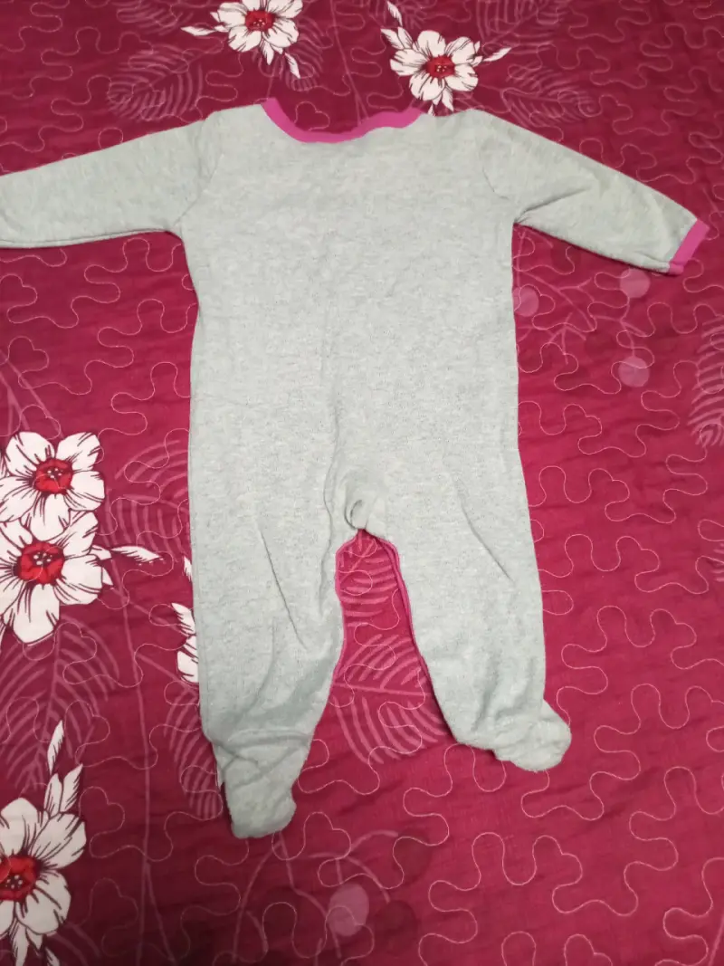Pijama bebé gris con corazones - 2