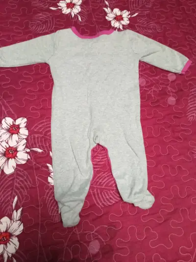 Pijama bebé gris con corazones - miniatura 2