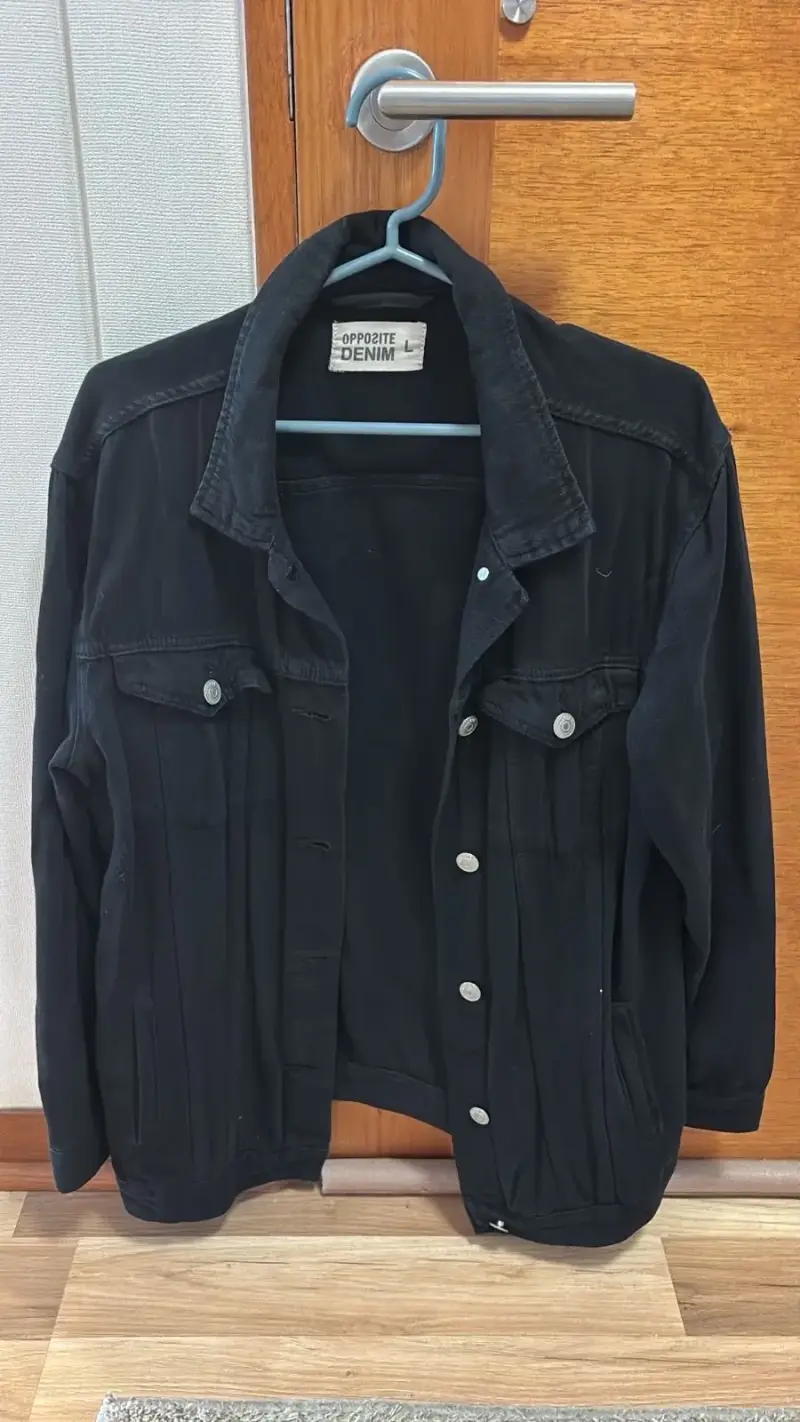 Chaqueta negra de mezclilla