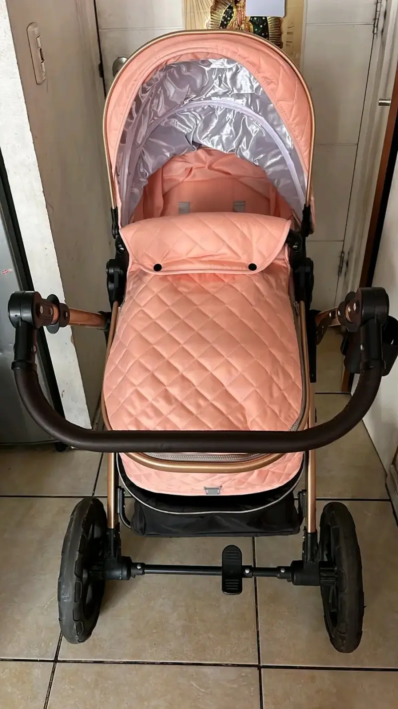 Coche de bebé rosado - 1