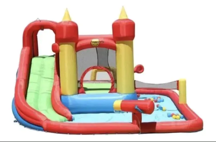 Castillo inflable con piscina
