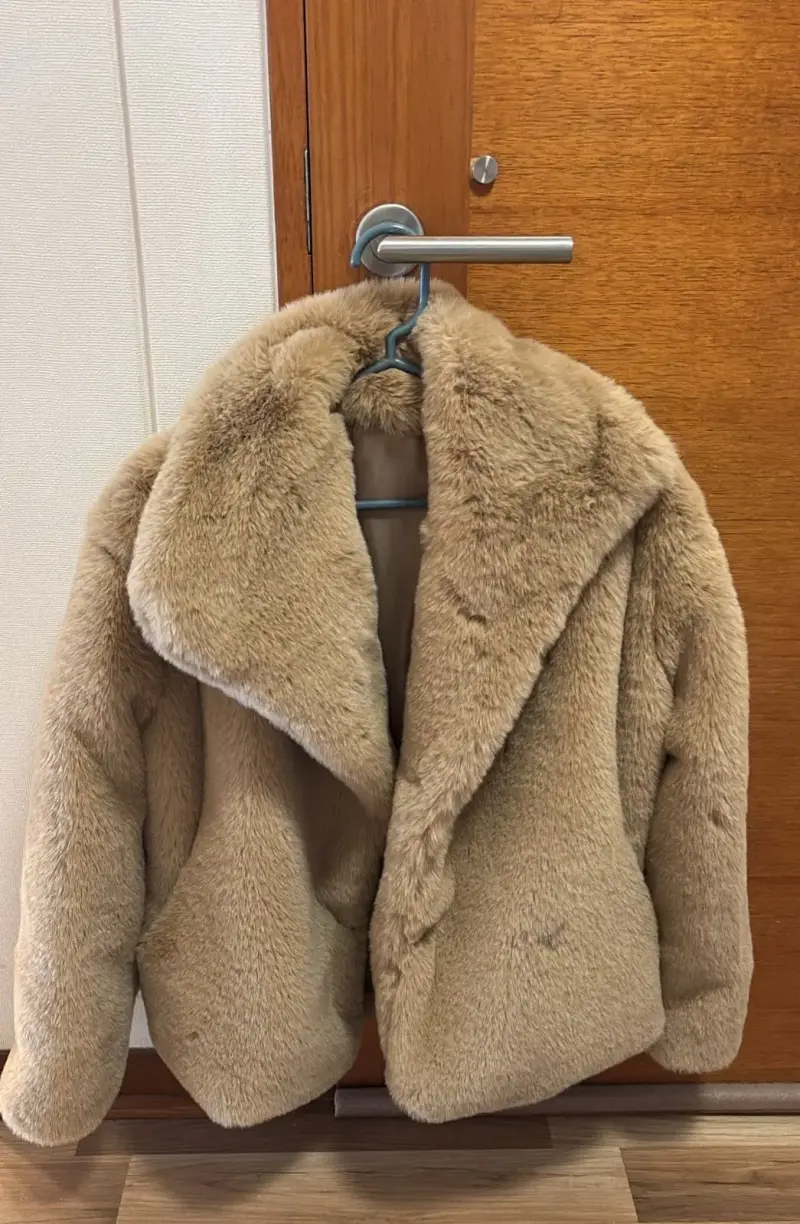 Abrigo de piel sintética beige