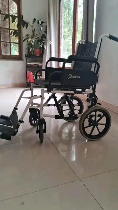 Silla de ruedas Comfort negra - miniatura 1