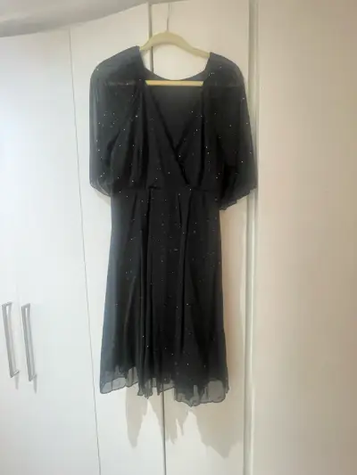 Vestido negro con brillos - miniatura 1