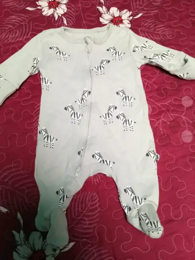 Pijama bebé con estampado de cebras - miniatura 1