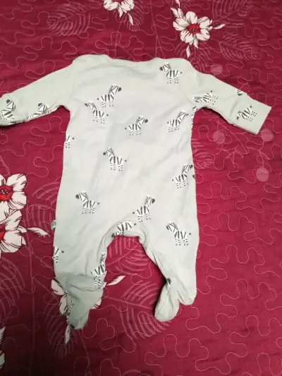 Pijama bebé con estampado de cebras - miniatura 2