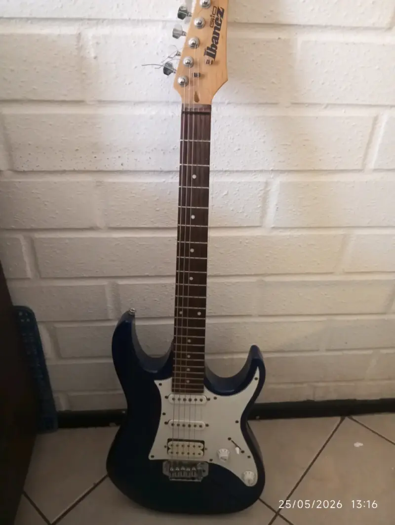 Guitarra eléctrica azul marca Ibañez - 2