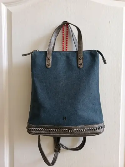 Bolso mochila azul con detalles metálicos - miniatura 1