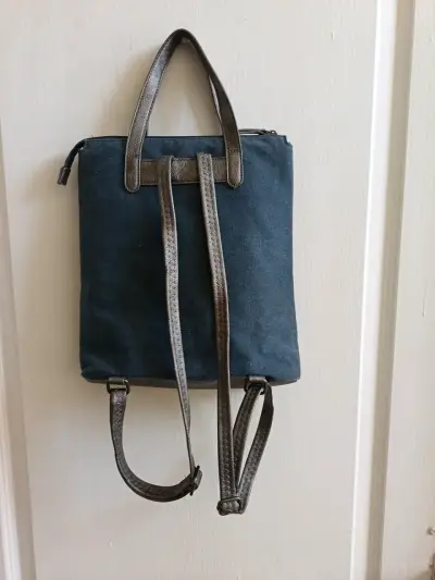 Bolso mochila azul con detalles metálicos - miniatura 2