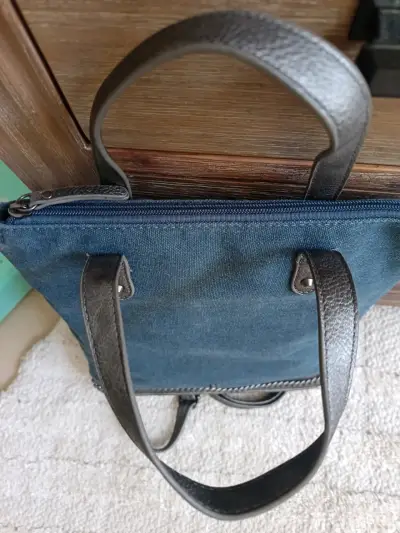 Bolso mochila azul con detalles metálicos - miniatura 3