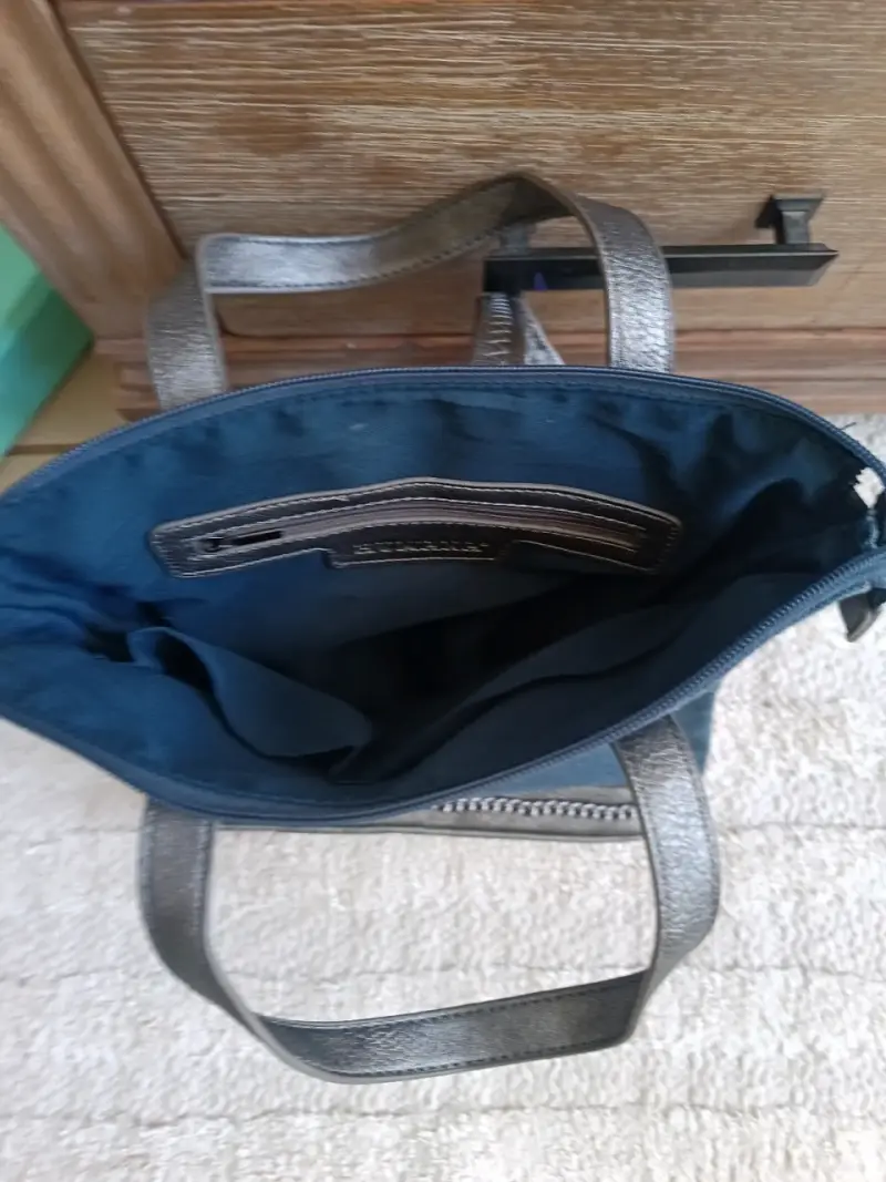 Bolso mochila azul con detalles metálicos - 4