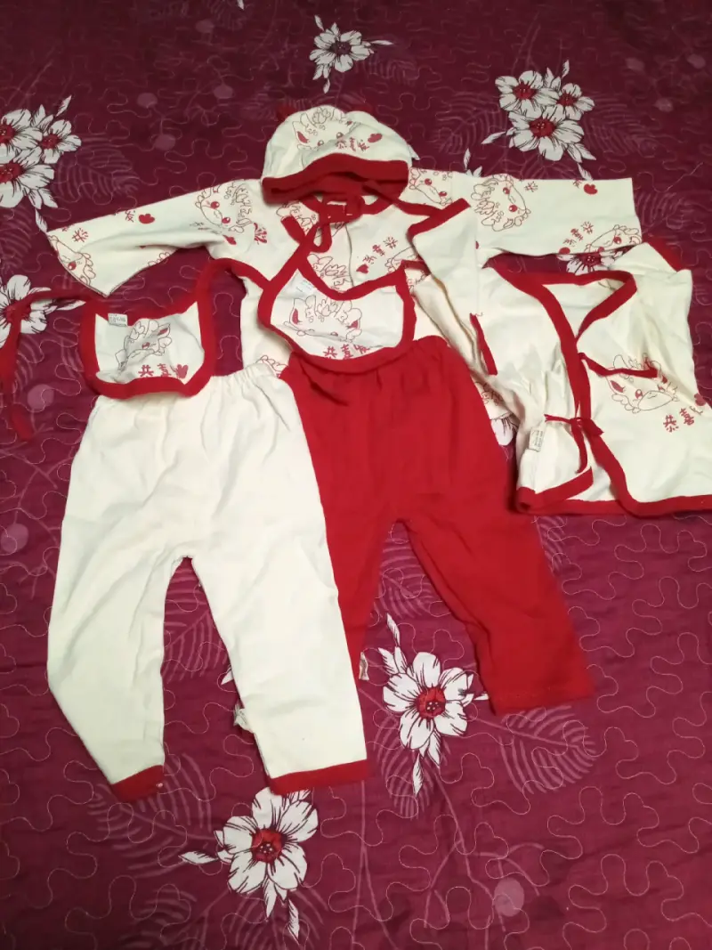 Conjunto de bebé rojo y blanco