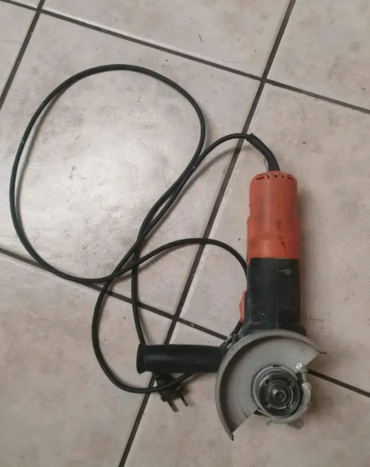 Esmeril angular eléctrico usado