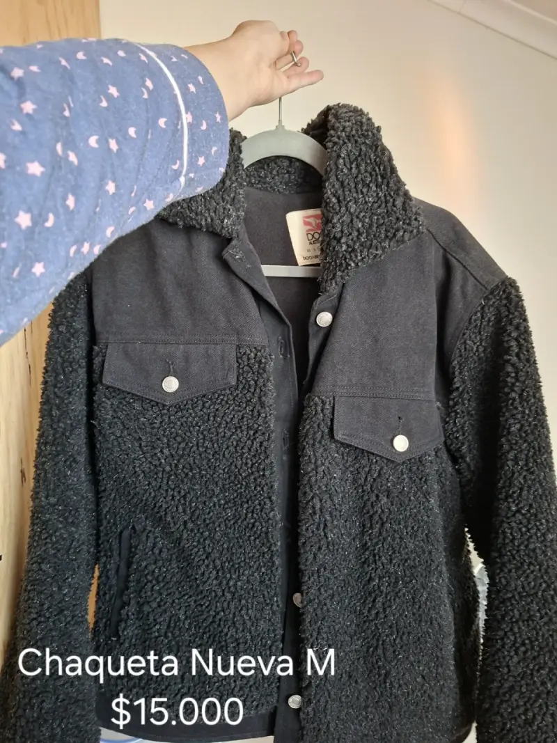 Chaqueta negra abrigada