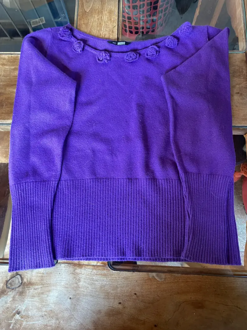 Suéter morado con detalles florales - 1