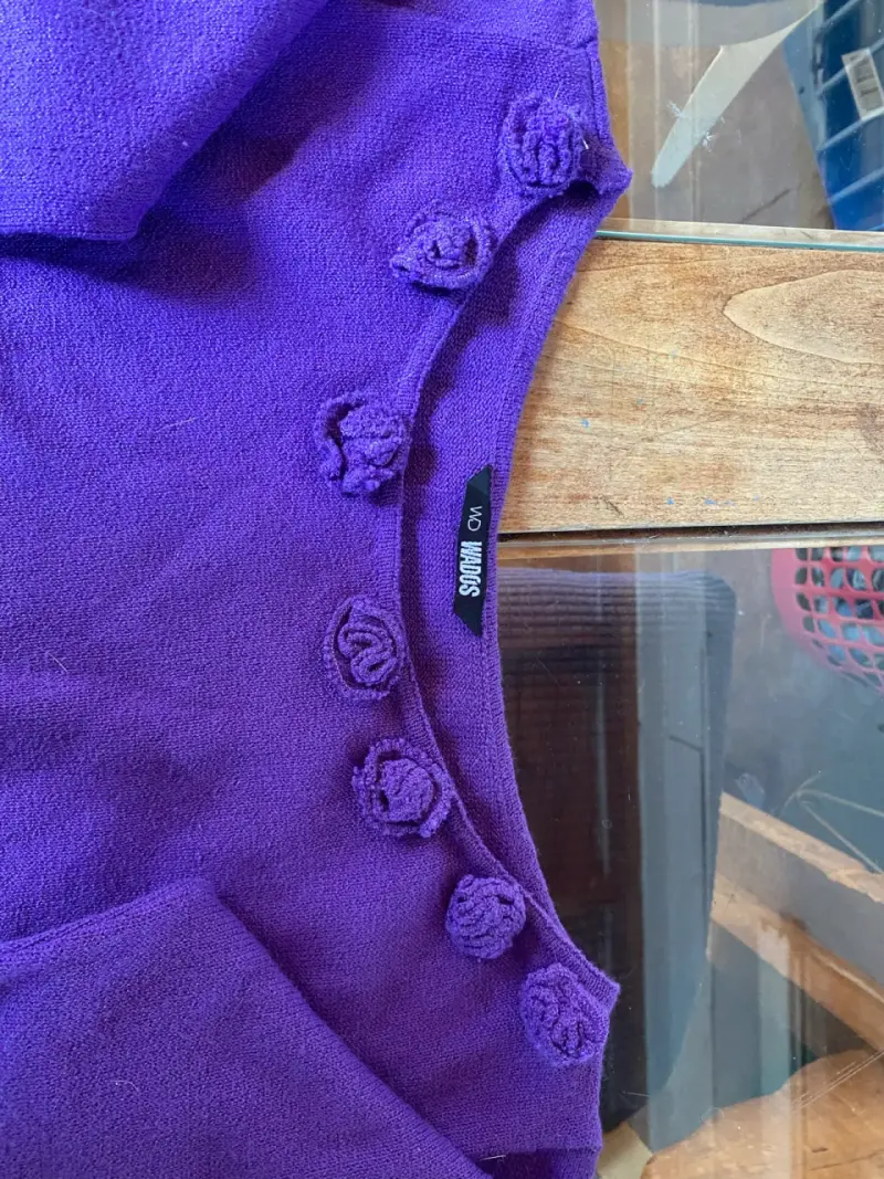 Suéter morado con detalles florales - 3
