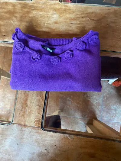Suéter morado con detalles florales - miniatura 5