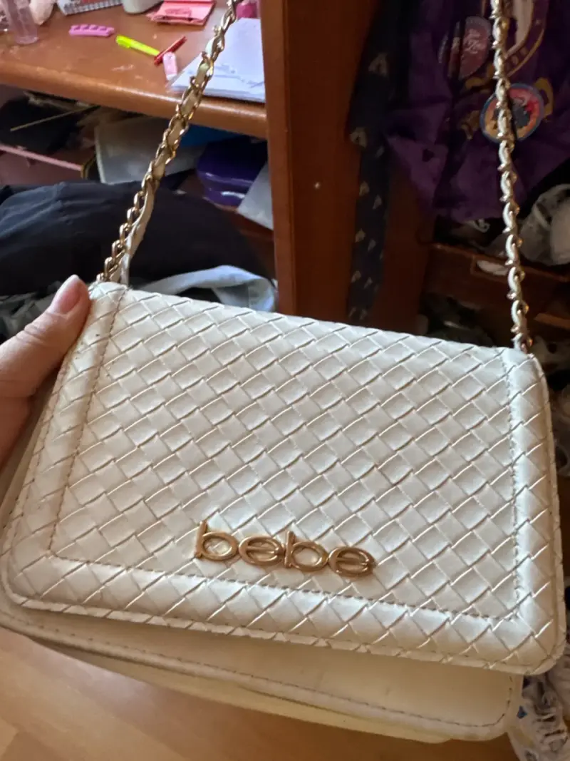 Cartera blanca Bebe con cadena