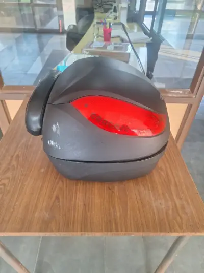 Baúl trasero para motocicleta - miniatura 2