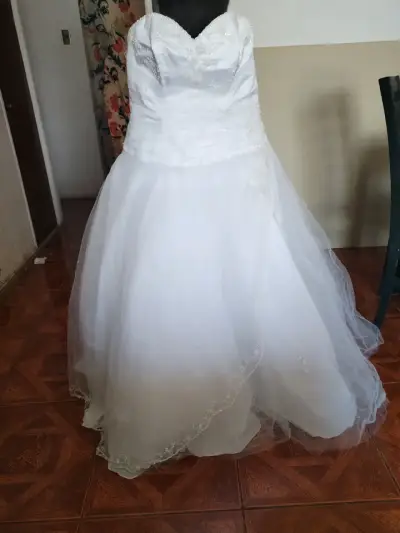Vestido de novia blanco elegante - miniatura 1