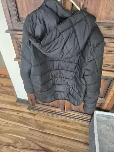 Chaqueta acolchada negra con capucha - miniatura 1