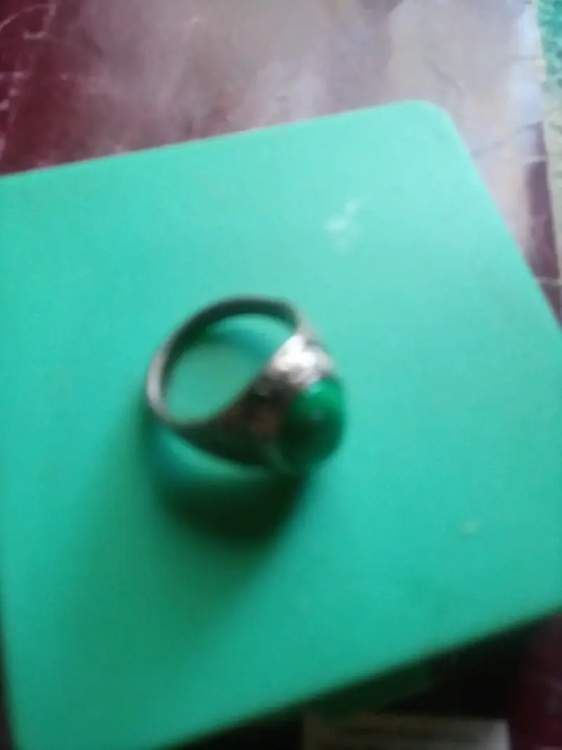 Anillo con piedra verde - 1