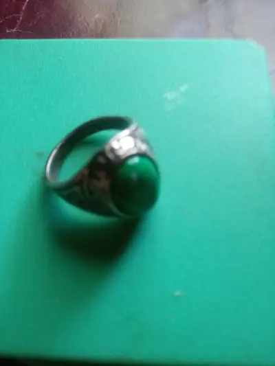 Anillo con piedra verde - miniatura 3