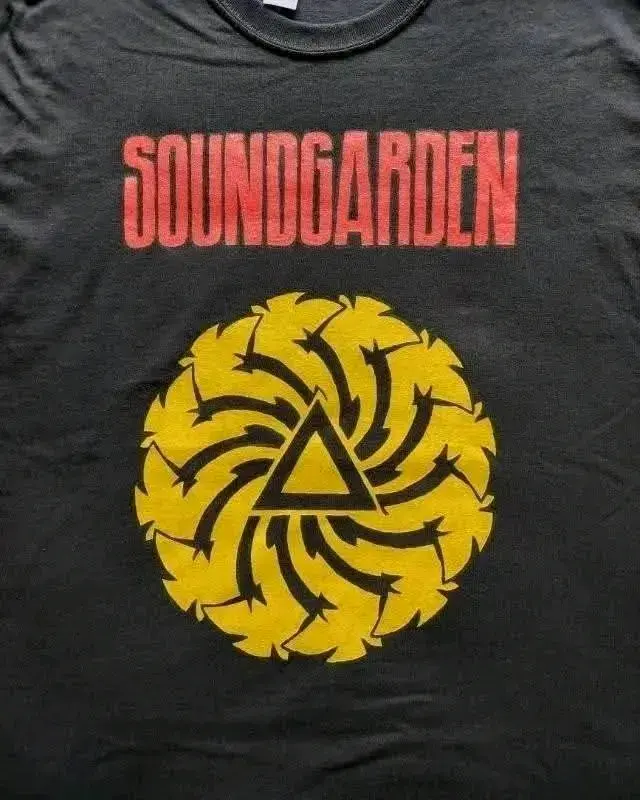 Polera negra Soundgarden estampada
