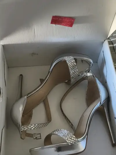 Tacones altos plateados brillantes - miniatura 7