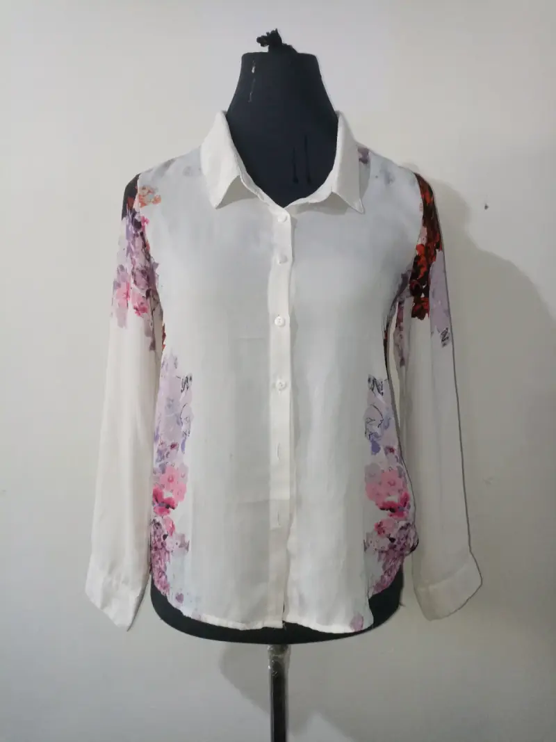Blusa blanca floral mujer