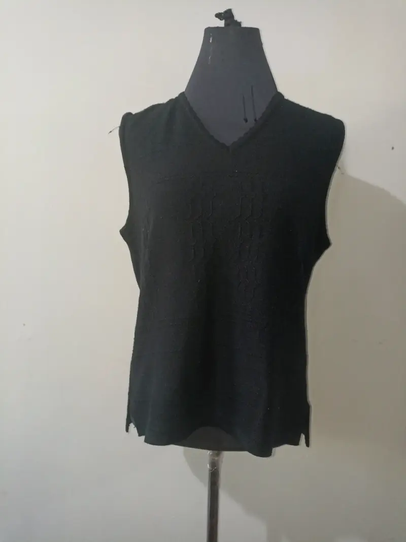 Chaleco negro sin mangas