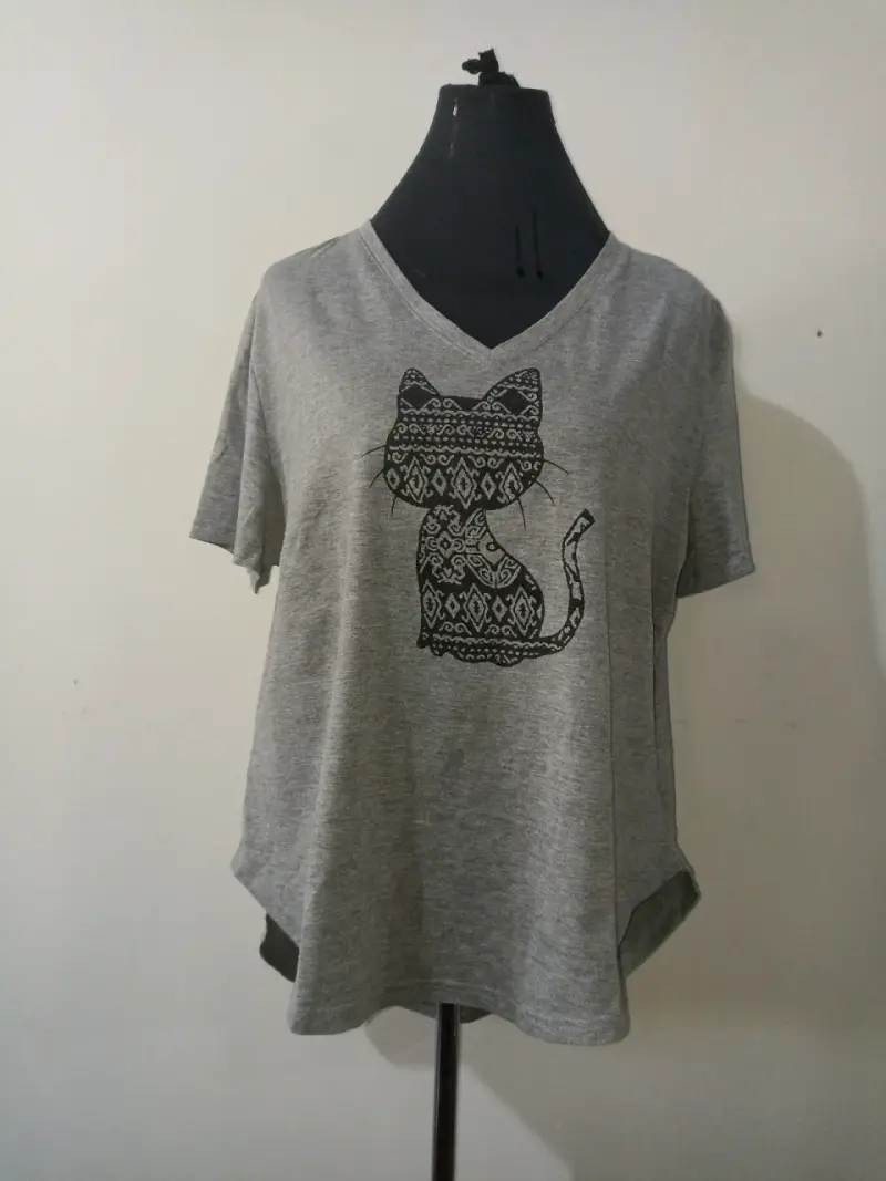 Polera gris con diseño de gato
