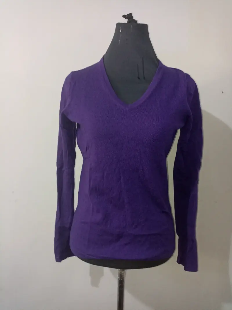 Suéter morado de cuello en V