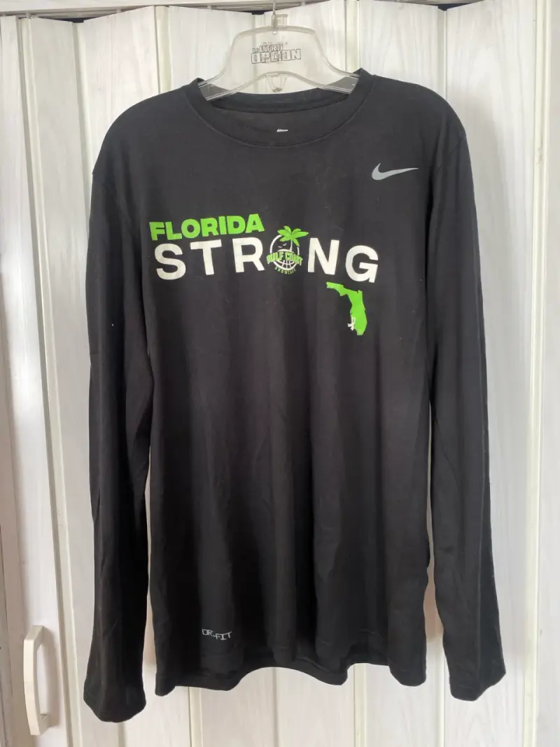 Polera negra Nike Florida Strong - 1