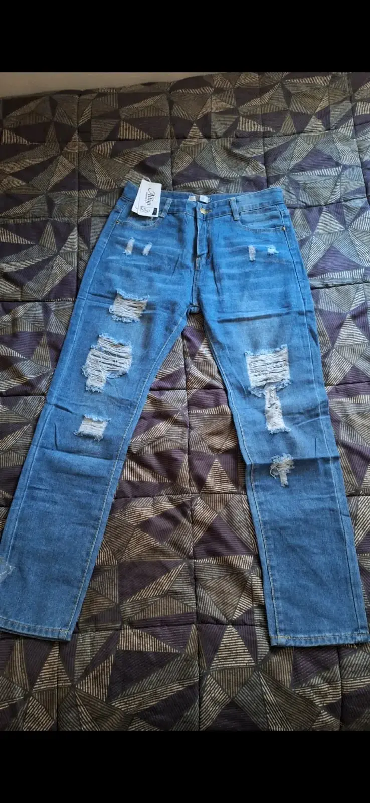Jeans azul desgastados con roturas